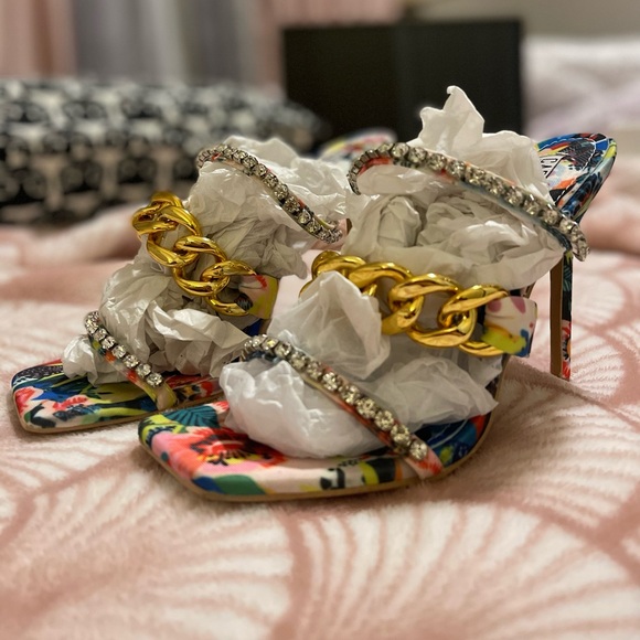 Cape Robbin Heels - Picture 2 of 3